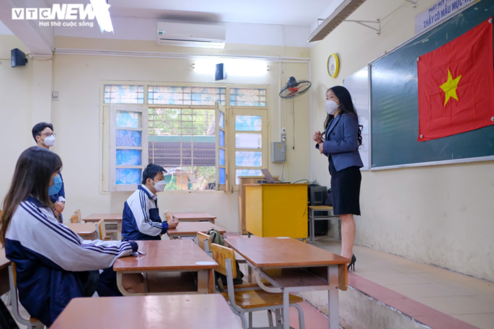 Học sinh lớp 12 Hà Nội ngày đầu đi học sau 7 tháng nghỉ dịch, chào cờ tại lớp - 6