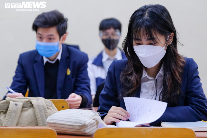 Học sinh lớp 12 Hà Nội ngày đầu đi học sau 7 tháng nghỉ dịch, chào cờ tại lớp - 10