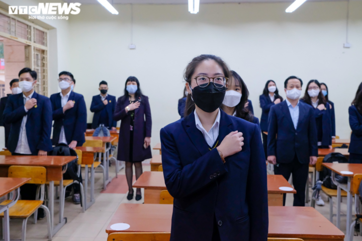 Học sinh lớp 12 Hà Nội ngày đầu đi học sau 7 tháng nghỉ dịch, chào cờ tại lớp - 8