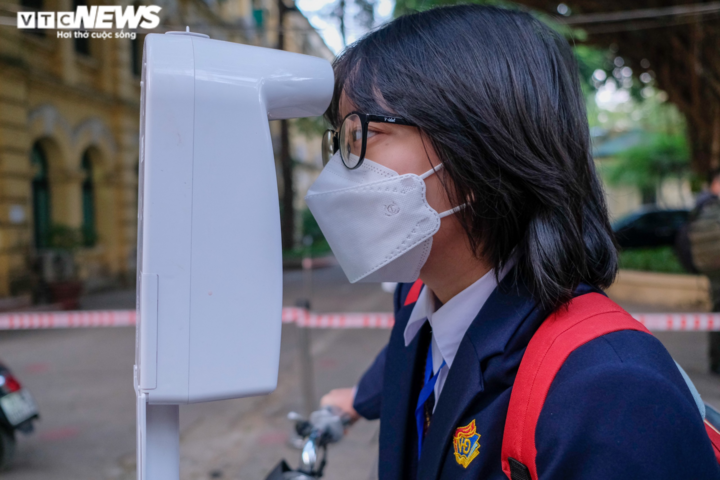 Học sinh lớp 12 Hà Nội ngày đầu đi học sau 7 tháng nghỉ dịch, chào cờ tại lớp - 4