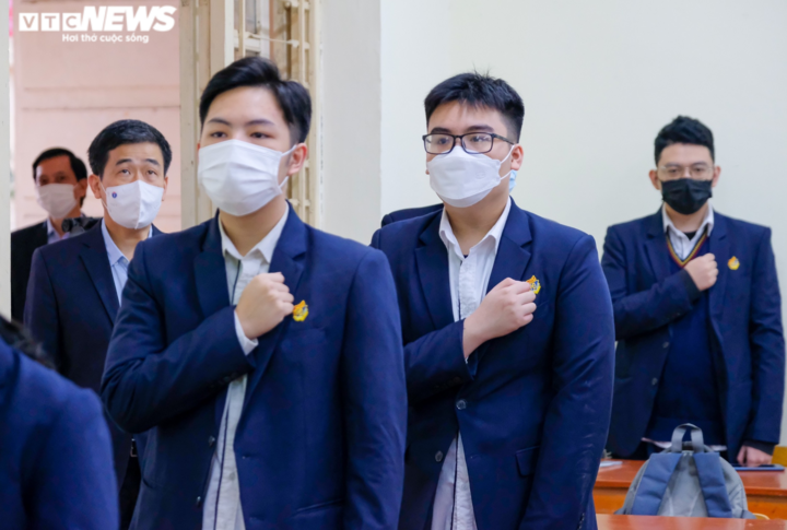 Học sinh lớp 12 Hà Nội ngày đầu đi học sau 7 tháng nghỉ dịch, chào cờ tại lớp - 7