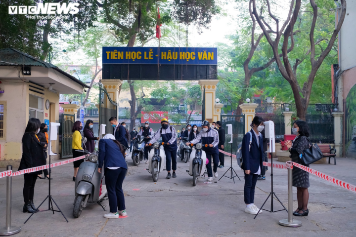 Học sinh lớp 12 Hà Nội ngày đầu đi học sau 7 tháng nghỉ dịch, chào cờ tại lớp - 1