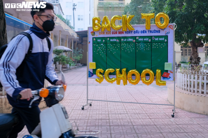 Học sinh lớp 12 Hà Nội ngày đầu đi học sau 7 tháng nghỉ dịch, chào cờ tại lớp - 2