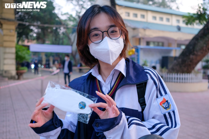 Học sinh lớp 12 Hà Nội ngày đầu đi học sau 7 tháng nghỉ dịch, chào cờ tại lớp - 5