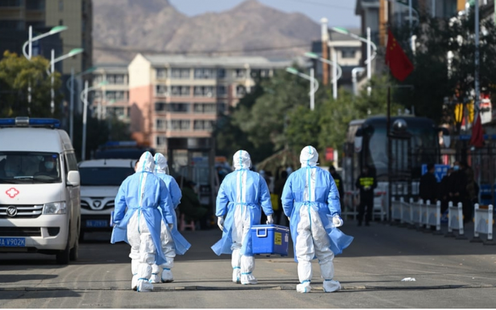 Chống dịch một mình một kiểu, Trung Quốc tuyên bố không cần sợ Omicron - 1