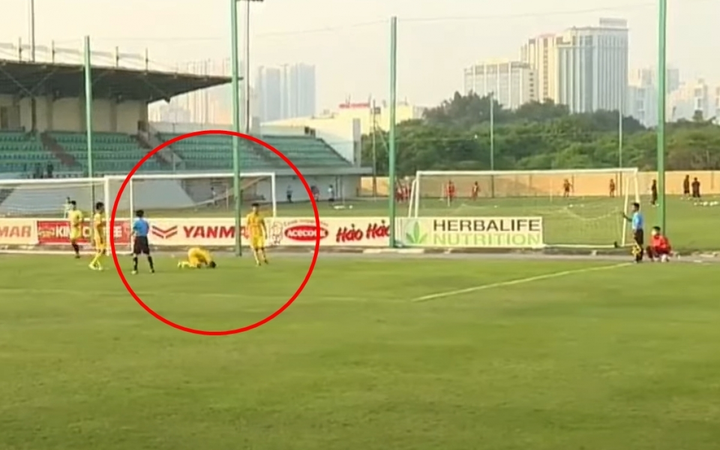 Cầu thủ U21 HAGL 'quỳ lạy' trọng tài ở trận thua U21 Hà Nội FC - 1