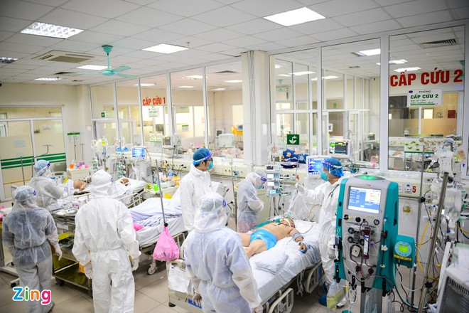 F0 ở Hà Nội tăng cao, bệnh viện quá tải, giường thở máy luôn kín người nằm - 2