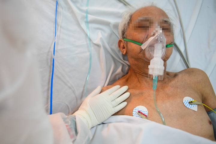 F0 ở Hà Nội tăng cao, bệnh viện quá tải, giường thở máy luôn kín người nằm - 10