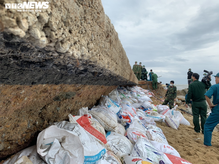 Ảnh: Sóng đánh tan hoang hơn 200m bờ biển, nhà dân có nguy cơ bị 'nuốt chửng' - 5