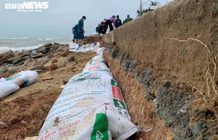 Ảnh: Sóng đánh tan hoang hơn 200m bờ biển, nhà dân có nguy cơ bị 'nuốt chửng' - 6