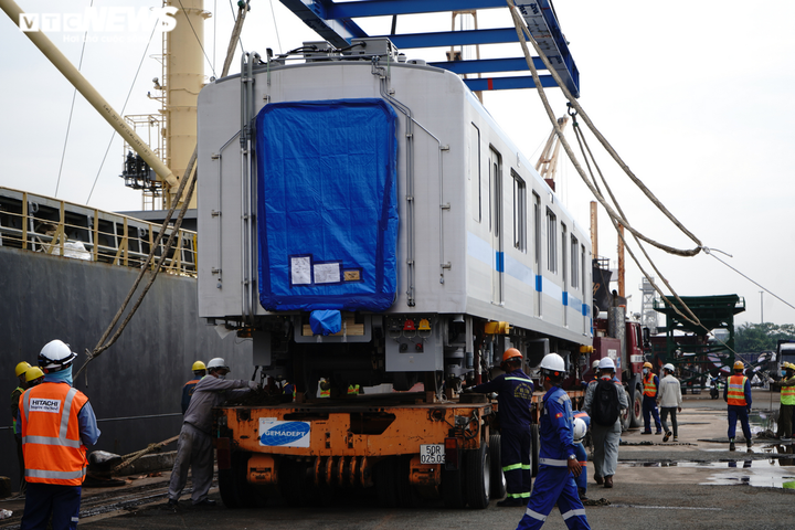 Ảnh: Bốc dỡ 2 toa thuộc đoàn tàu tuyến Metro số 1 cập cảng Khánh Hội - 4