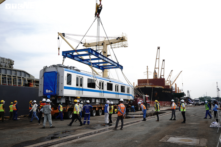 Ảnh: Bốc dỡ 2 toa thuộc đoàn tàu tuyến Metro số 1 cập cảng Khánh Hội - 9