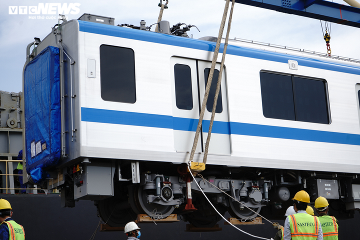 Ảnh: Bốc dỡ 2 toa thuộc đoàn tàu tuyến Metro số 1 cập cảng Khánh Hội - 7
