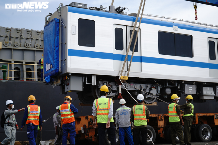 Ảnh: Bốc dỡ 2 toa thuộc đoàn tàu tuyến Metro số 1 cập cảng Khánh Hội - 5
