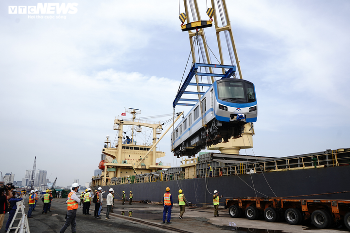 Ảnh: Bốc dỡ 2 toa thuộc đoàn tàu tuyến Metro số 1 cập cảng Khánh Hội - 8