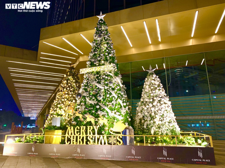 Trung tâm thương mại Hà Nội trang hoàng rực rỡ đón Giáng Sinh - 2