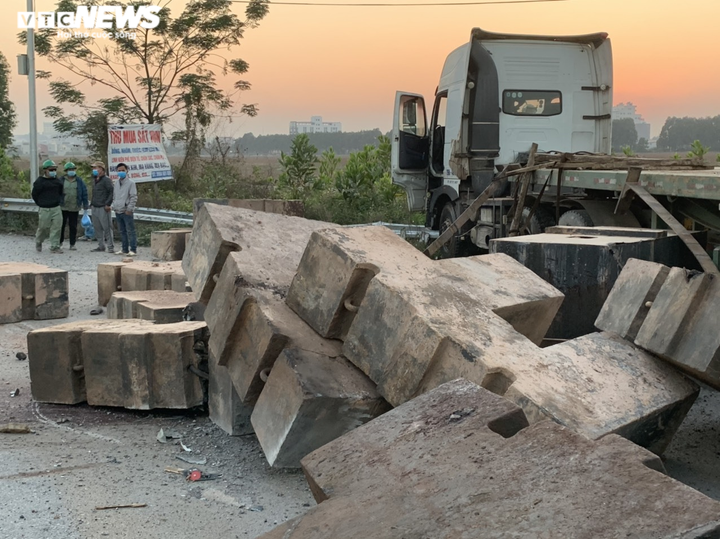 Xe đầu kéo để bê tông rơi đè chết người vẫn còn hạn đăng kiểm - 1