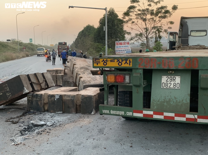 Bê tông rơi từ xe đầu kéo đè chết người: Xác định danh tính lái xe và nạn nhân - 1