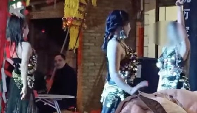 Đám tang toàn hot girl mặc gợi cảm nhảy tưng bừng gây sốc - 2