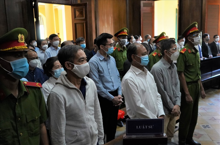 Tiếp tục phiên xử cựu Phó Chủ tịch TP.HCM Trần Vĩnh Tuyến dù vắng 2 bị cáo - 1