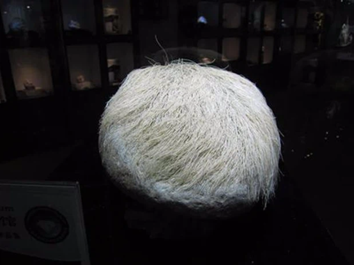 Kỳ dị hòn đá tự ‘mọc tóc’ bạc trắng, giật mình hơn khi biết có giá hàng tỷ đồng - 2