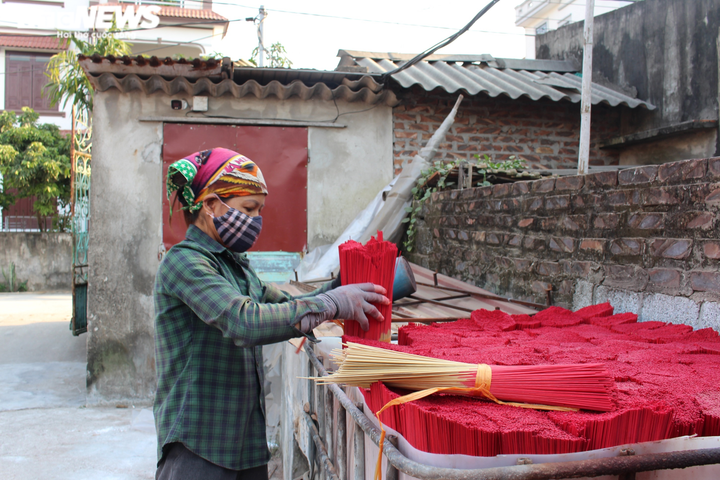 Ảnh: Làng làm hương từ 36 vị thuốc Bắc tất bật vào vụ Tết - 8