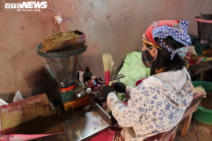 Ảnh: Làng làm hương từ 36 vị thuốc Bắc tất bật vào vụ Tết - 5