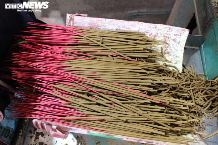 Ảnh: Làng làm hương từ 36 vị thuốc Bắc tất bật vào vụ Tết - 6