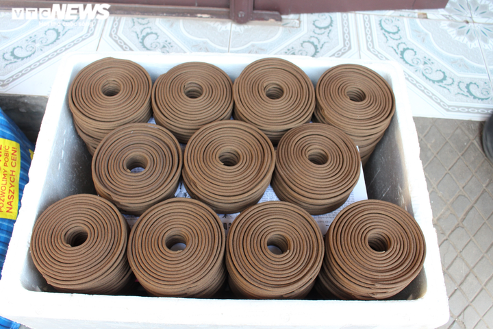 Ảnh: Làng làm hương từ 36 vị thuốc Bắc tất bật vào vụ Tết - 15