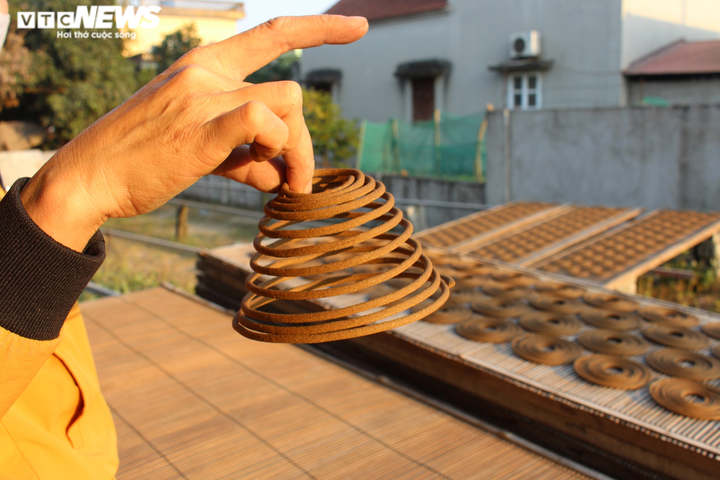 Ảnh: Làng làm hương từ 36 vị thuốc Bắc tất bật vào vụ Tết - 14