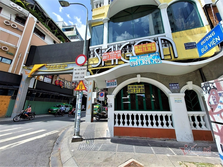 Giám đốc du thuyền bán 3 căn nhà trả nợ, chủ khách sạn treo biển kêu cứu - 1