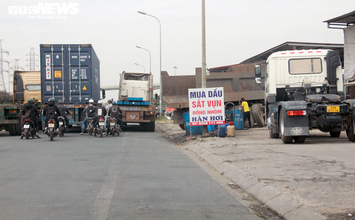 Ảnh: Hiểm họa trên tuyến đường qua khu công nghiệp lớn nhất Hải Phòng - 14