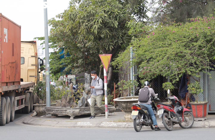 Ảnh: Hiểm họa trên tuyến đường qua khu công nghiệp lớn nhất Hải Phòng - 16