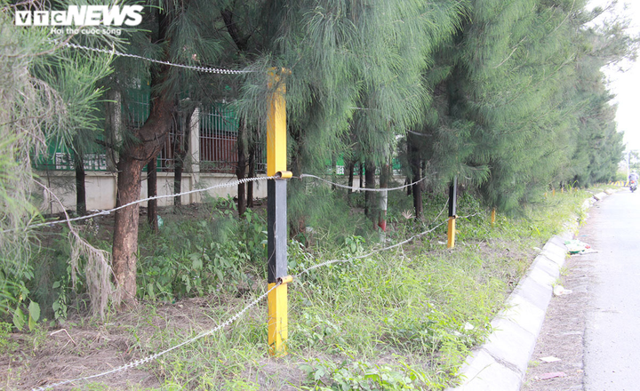 Ảnh: Hiểm họa trên tuyến đường qua khu công nghiệp lớn nhất Hải Phòng - 17