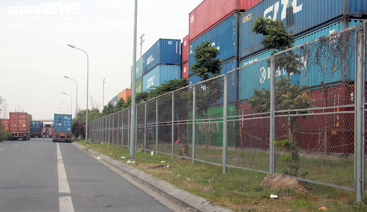 Ảnh: Hiểm họa trên tuyến đường qua khu công nghiệp lớn nhất Hải Phòng - 18