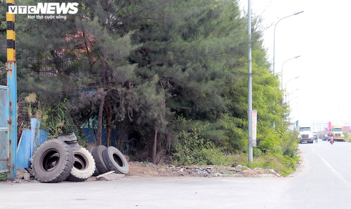 Ảnh: Hiểm họa trên tuyến đường qua khu công nghiệp lớn nhất Hải Phòng - 19