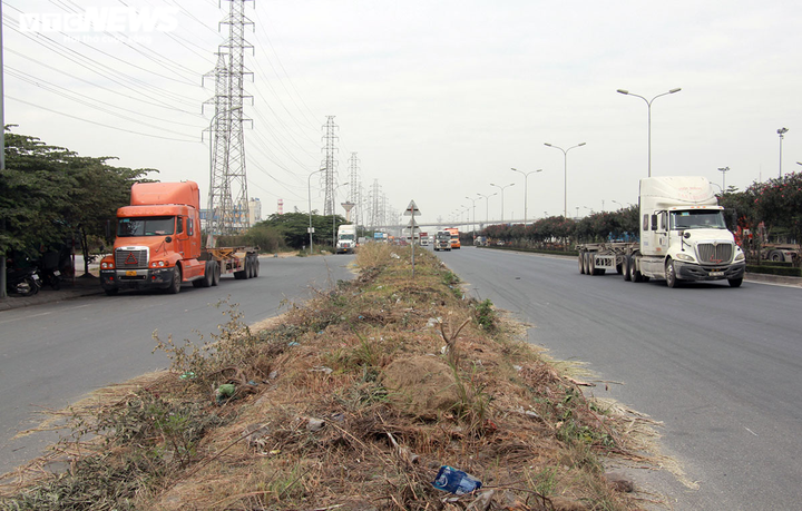 Ảnh: Hiểm họa trên tuyến đường qua khu công nghiệp lớn nhất Hải Phòng - 2