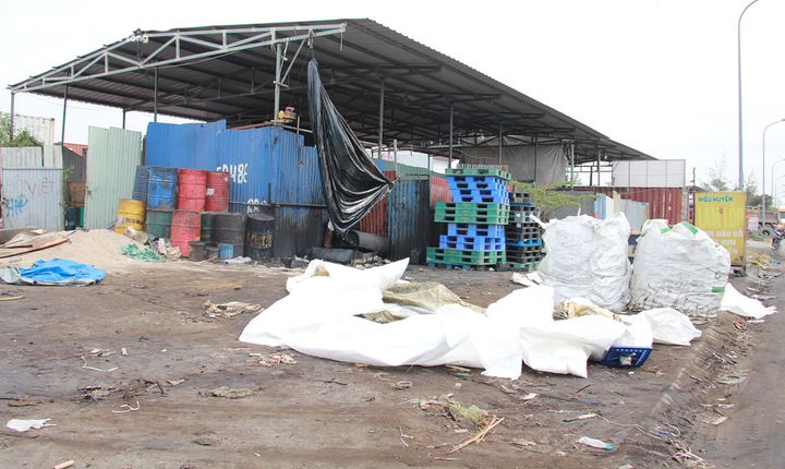 Ảnh: Hiểm họa trên tuyến đường qua khu công nghiệp lớn nhất Hải Phòng - 10