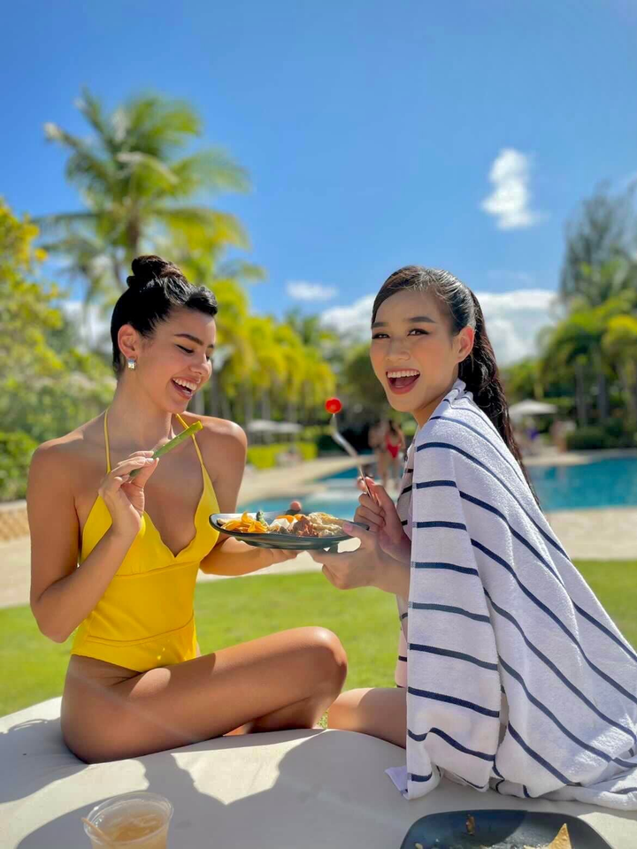 Không được lên sân golf, Đỗ Thị Hà ra bể bơi chụp ảnh bikini - 6