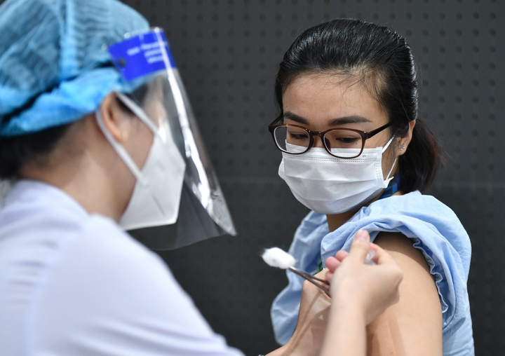 Hơn 1,5 triệu liều vaccine AstraZeneca về đến Việt Nam - 1