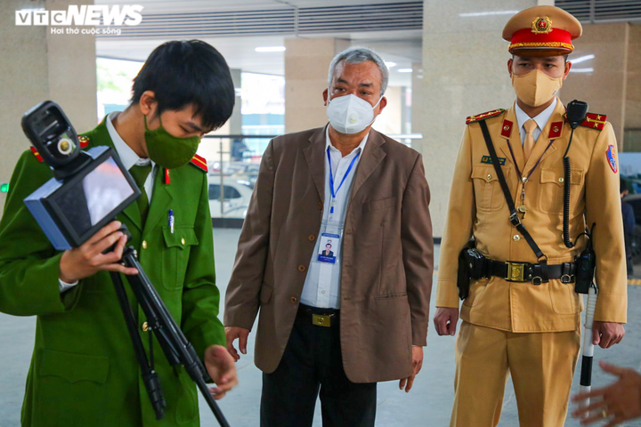 Ảnh: Hà Nội thí điểm lắp camera quét mã QR phòng, chống dịch tại ga Cát Linh - 2