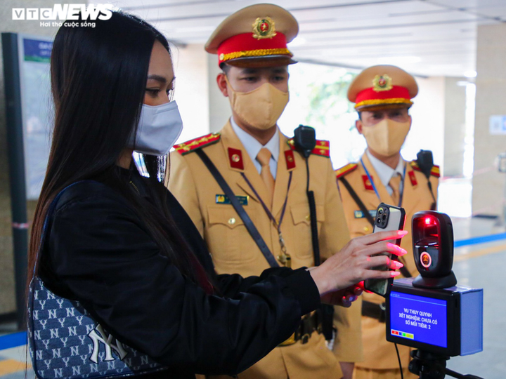 Ảnh: Hà Nội thí điểm lắp camera quét mã QR phòng, chống dịch tại ga Cát Linh - 8