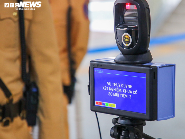 Ảnh: Hà Nội thí điểm lắp camera quét mã QR phòng, chống dịch tại ga Cát Linh - 7