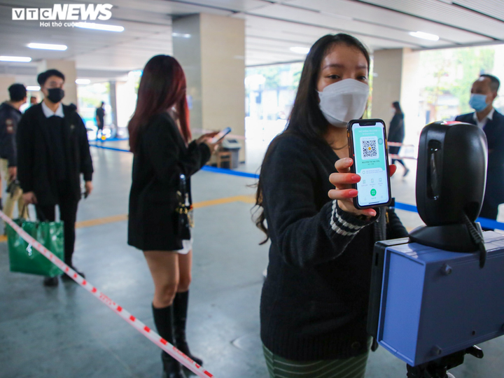 Ảnh: Hà Nội thí điểm lắp camera quét mã QR phòng, chống dịch tại ga Cát Linh - 6