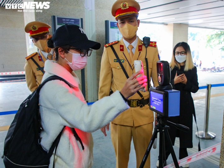 Ảnh: Hà Nội thí điểm lắp camera quét mã QR phòng, chống dịch tại ga Cát Linh - 10