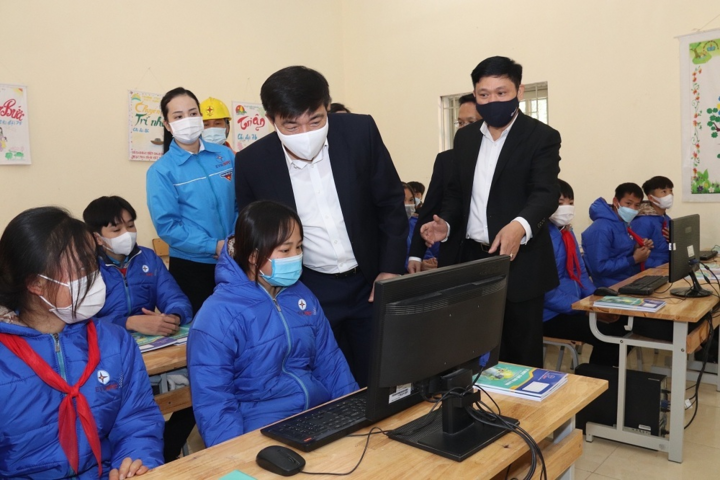 Tri ân khách hàng: EVNNPC thắp sáng ước mơ cho học sinh nghèo vùng cao - 5