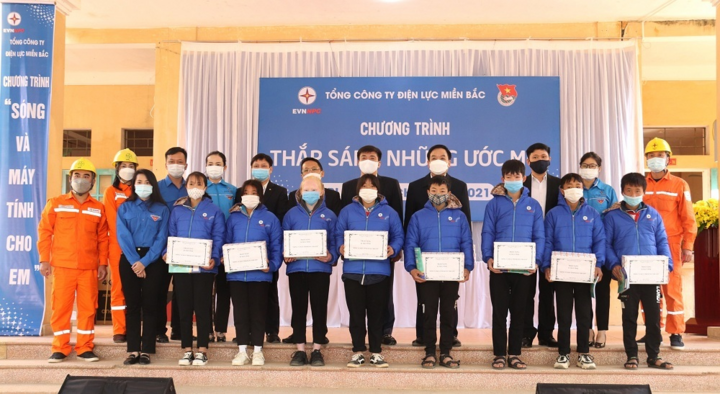 Tri ân khách hàng: EVNNPC thắp sáng ước mơ cho học sinh nghèo vùng cao - 4