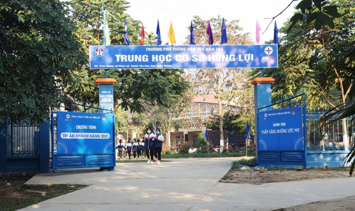 Tri ân khách hàng: EVNNPC thắp sáng ước mơ cho học sinh nghèo vùng cao - 6