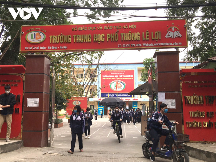 Sau 4 ngày học sinh lớp 12 Hà Nội học trực tiếp, cha mẹ vẫn lo ngay ngáy - 1