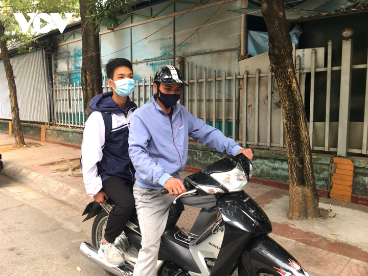 Sau 4 ngày học sinh lớp 12 Hà Nội học trực tiếp, cha mẹ vẫn lo ngay ngáy - 2